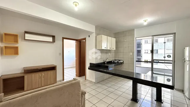 Sala de estar com cozinha integrada em imóvel no Brasil.
