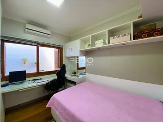 Quarto com janela e armário embutido em um imóvel no Brasil.