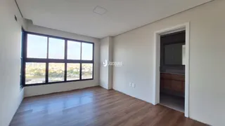 Sala de estar com grande janela de vista para a cidade.