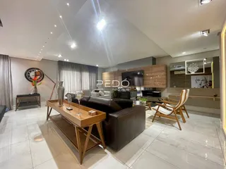Sala de estar moderna com piso de porcelanato claro e móveis de madeira.