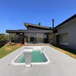Foto de uma piscina externa em uma propriedade em Lajeado, Brasil.