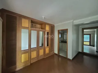 Interior com armários de madeira e piso de madeira em uma residência.