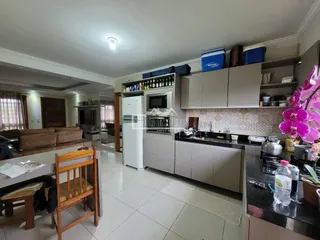A cozinha e a sala de estar de uma residência em Lajeado, Brasil.