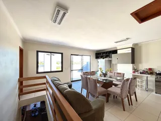 Sala de estar com vista para o exterior e área de jantar em um imóvel.