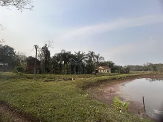 Vista externa de um terreno com grama e água em Lajeado.