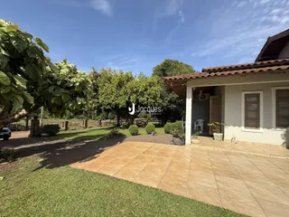Fachada de uma residência com jardim e área externa em Lajeado, Brasil.