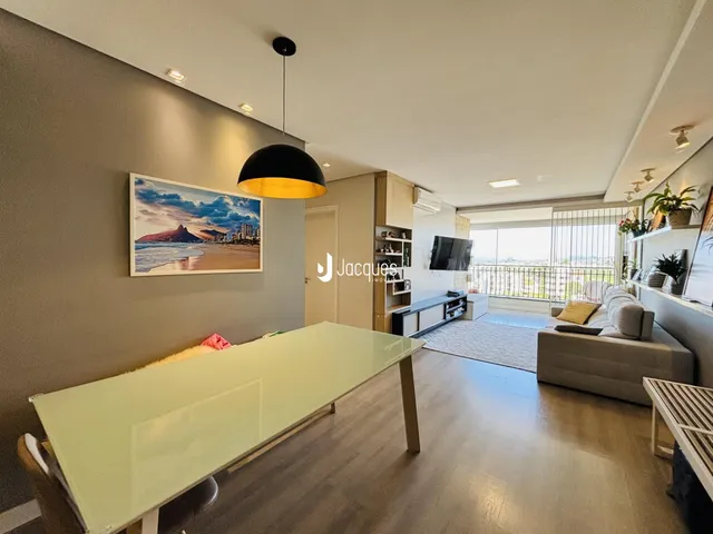 Sala de estar moderna com vista para o exterior e varanda.