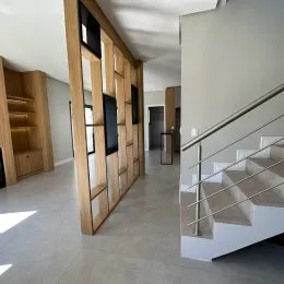 Foto de um corredor com painéis de madeira clara.