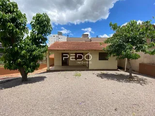 Vista da fachada de uma residência em Lajeado, Brasil com árvores ao redor.