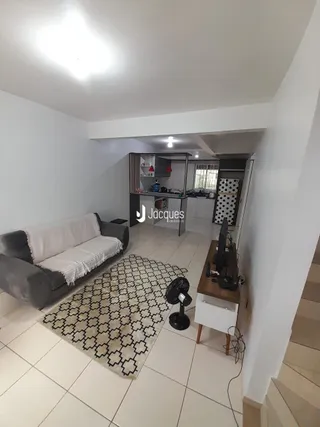 Sala de estar com sofá e tapete no interior da propriedade.