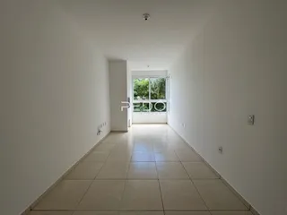 Corredor interno de uma residência com piso de cerâmica.