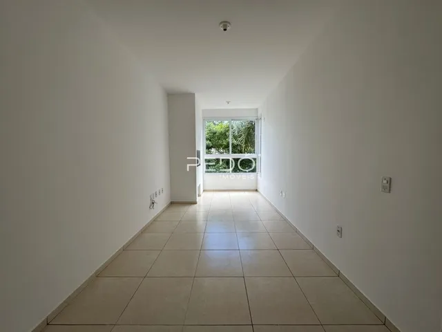 Corredor interno de uma residência com piso de cerâmica.