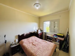 Quarto com cama e janela em um imóvel no Brasil.