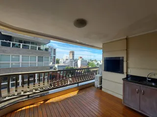 Vista da varanda de um imóvel em Lajeado, Brasil, com piso de madeira.