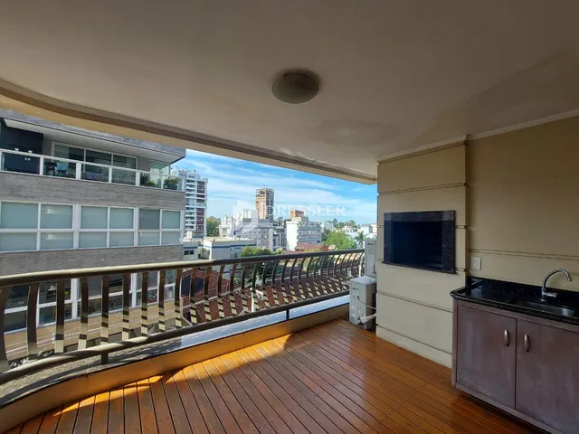 Vista da varanda de um imóvel em Lajeado, Brasil, com piso de madeira.