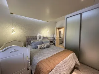 Quarto com cama e guarda-roupa em um imóvel no Brasil.