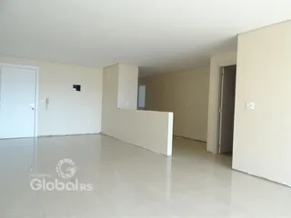 Vista interna de um corredor ou área comum de uma residência.