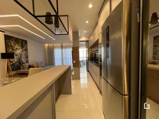 Vista de um corredor moderno em um apartamento com acabamentos claros.