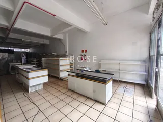 A cozinha apresenta armários brancos e piso de cerâmica.