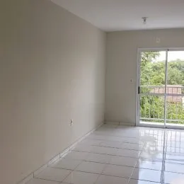 Ambiente interno com paredes brancas e piso de cerâmica.