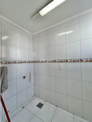 Parede e piso de cerâmica branca em um ambiente interno.