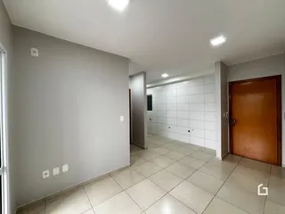 Corredor com piso de cerâmica claro e paredes brancas.