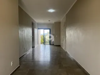 Corredor interno de uma residência com piso de cerâmica escura.