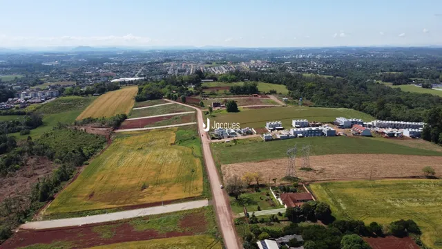 Vista aérea de uma propriedade rural com campos e estradas no Brasil.