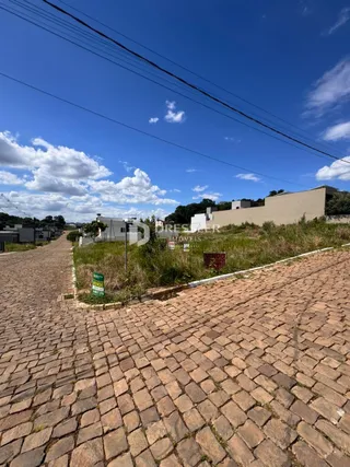 Vista da fachada de uma propriedade em Lajeado, Brasil com pavimento de tijolos.