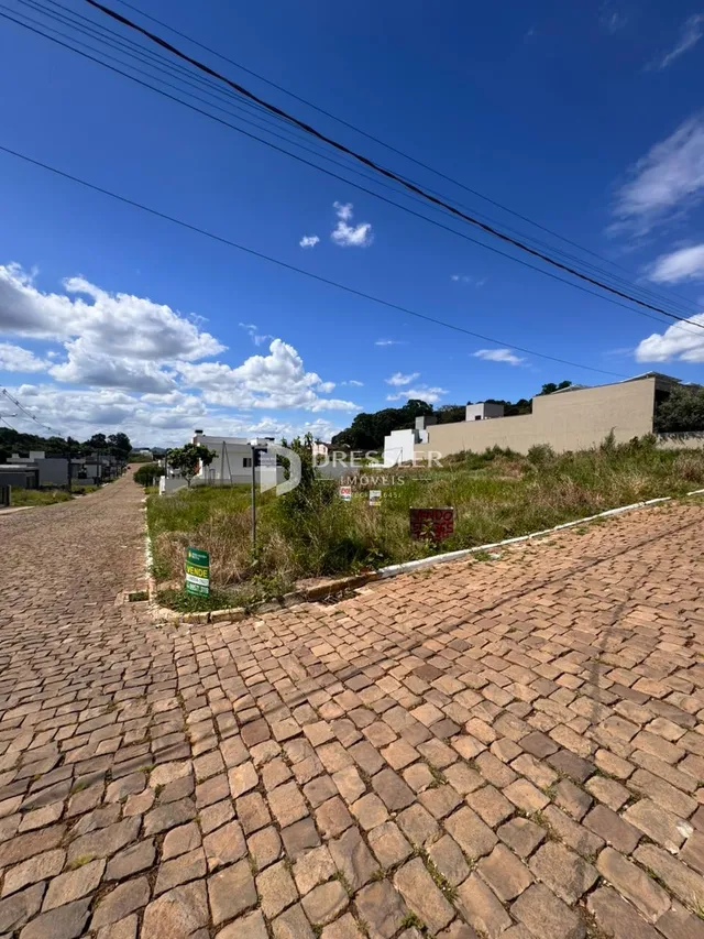 Vista da fachada de uma propriedade em Lajeado, Brasil com pavimento de tijolos.