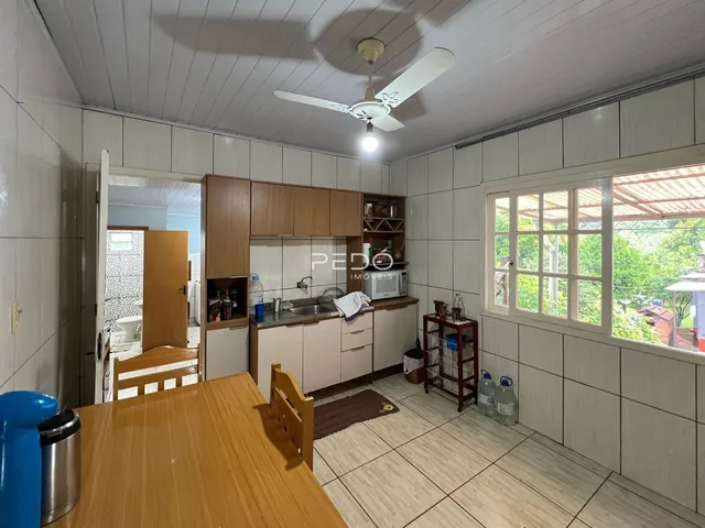 Vista da cozinha e sala de jantar com janelas amplas em Lajeado.