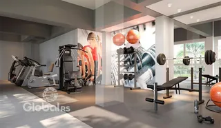 Foto de uma academia moderna com equipamentos de treino.