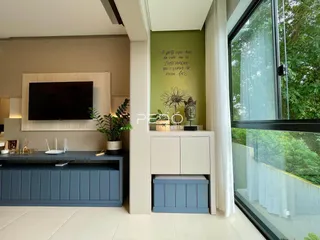 A sala de estar possui uma decoração moderna com uma grande janela que oferece uma vista externa.