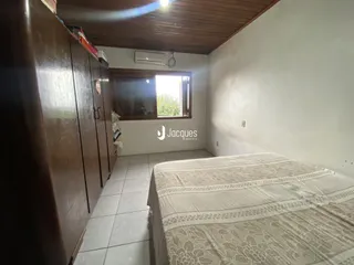 Quarto com armários e cama em um imóvel no Brasil.