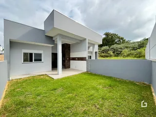 Fachada de uma residência moderna com jardim em Lajeado.