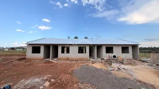 Vista externa de uma construção residencial com estrutura de concreto e telhado de metal na Lajeado.