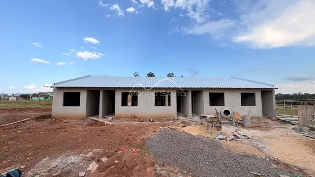 Vista externa de uma construção residencial com estrutura de concreto e telhado de metal na Lajeado.
