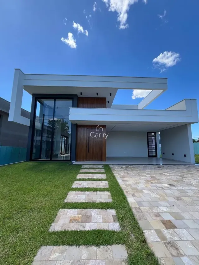 Fachada moderna de uma residência com jardim em Lajeado, Brasil.