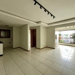 Vista interna de um ambiente com piso de cerâmica claro e teto branco.