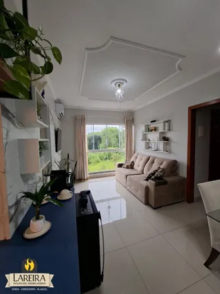 Sala de estar com paredes brancas e decoração de prateleiras.