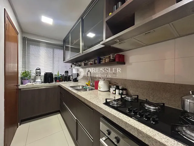 Foto de uma cozinha com armários e bancada em um imóvel no Brasil.