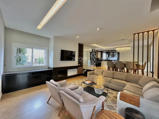 Sala de estar ampla com piso de madeira e móveis modernos.