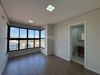 Sala de estar com vista panorâmica da cidade.