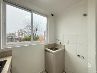 Vista interna de um cômodo com janela e bancada.
