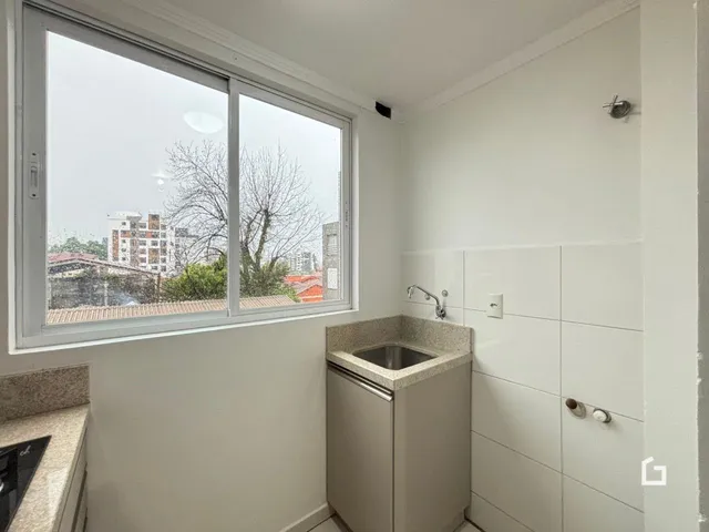 Vista interna de um cômodo com janela e bancada.
