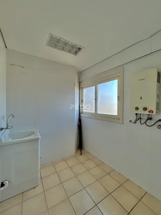 Foto interna de um cômodo com piso de cerâmica e janela.