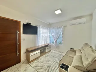 Sala de estar com porta de madeira e janela iluminada.