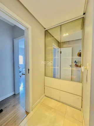 Hall de entrada com guarda-roupa de vidro na propriedade em Lajeado.