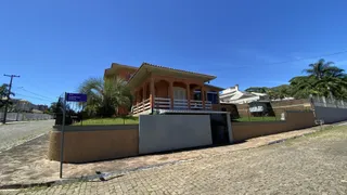Fachada de uma casa residencial em Lajeado, Brasil, sob céu azul.