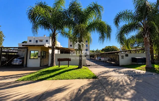 Fachada de uma residência em Lajeado, Brasil, com portão e vegetação.